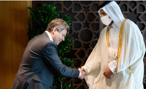 L'incontro del ministro verde tedesco Habeck (sulla sinistra) con l'emiro Al Thani (sulla destra) per la fornitura del gas del Qatar in sostituzione del gas russo. Foto del 20 marzo 2022.
