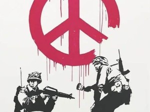 Questa opera di Banksy si intitola "CND Soldiers", fu realizzata nel 2005 e ritrae due soldati che dipingono su un muro il simbolo della pace e del disarmo. E' stata messa all'asta per raccogliere fondi destinati a un ospedale pediatrico di Kiev. 