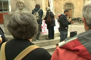 Anche a Reggio Emilia si manifesta per la libertà di Julian Assange.