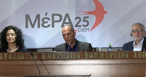 Membri dell’Internazionale Progressista leggono la Dichiarazione di Atene, da sinistra: Eze Temelkuran (Turchia), Yanis Varoufakis (Grecia), Jeremy Corbyn (Regno Unito).