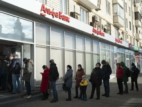 Lavoratori di una banca di Mosca tentano di accedere ai propri soldi bloccati dalle sanzioni americane del primo marzo
