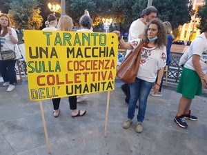 Taranto, una macchia sulla coscienza dell'umanità. Manifestazione a Taranto del 22 maggio 2022 contro l'inquinamento dell'ILVA