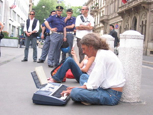Milano, 4 giugno 2004. Manifestazione di protesta contro la politica estera degli Stati Uniti organizzata da un gruppo di attivisti del movimento umanista.