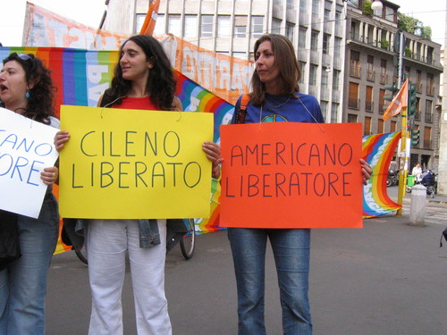 Milano, 4 giugno 2004. Manifestazione di protesta contro la politica estera degli Stati Uniti organizzata da un gruppo di attivisti del movimento umanista.
