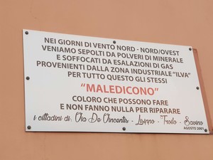 Targa della Maledizione nel quartiere Tamburi di Taranto