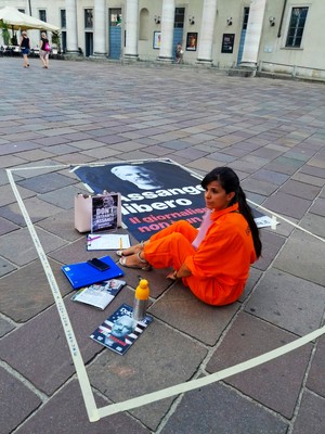 Lorena Corrias “incarcerata” in piazza Verdi, Como, il 6 agosto 2022
