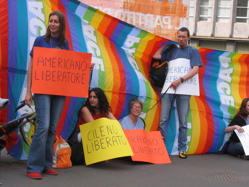 Milano, 4 giugno 2004. Manifestazione di protesta contro la politica estera degli Stati Uniti organizzata da un gruppo di attivisti del movimento umanista.