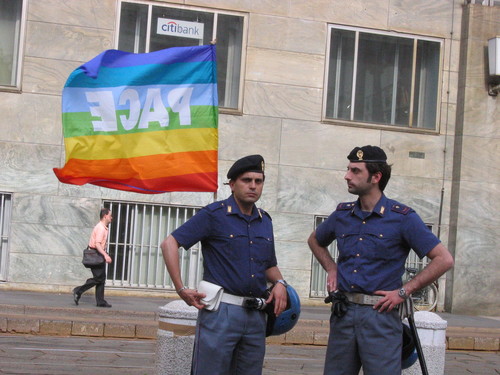 Milano, 4 giugno 2004. Le forze dell'ordine "partecipano" alla manifestazione di protesta contro la politica estera degli Stati Uniti organizzata da un gruppo di attivisti del movimento umanista.