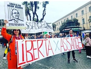 Spezzone per la liberazione di Assange a manifestazione per la Pace a Roma del 5 novembre 2022