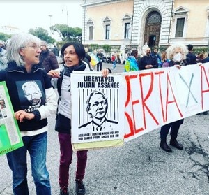 spezzone per la libertà di Assange alla manifestazione per la Pace a Roma del 5 novembre 2022