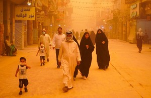 Una tempesta di sabbia a Najaf, Iraq, 16 maggio 2022.