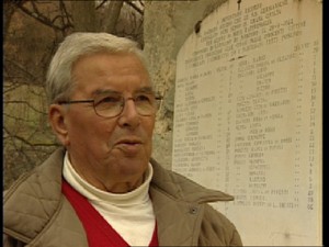 Francesco Pirini, testimone della strage nazista di Monte Sole, vicino alla lapide all'ex oratorio di Cerpiano (BO)