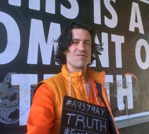 Matt Ó Branáin, neozelandese di 42 anni, musicista e celebre sostenitore di Julian Assange