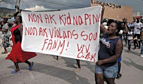 Lo striscione recita: "No al rapimento, no alla violenza contro le donne".