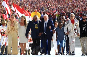 Lula da Silvia mentre sale la rampa del palazzo presidenziale insieme ai rappresentanti della società civile e il capo indigeno Raoni