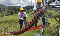 Le prime operatrici colombiane sulle linee elettriche imparano a mantenere accese le luci