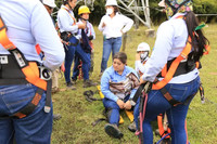 Arrampicarsi per decine di metri e trasportare un equipaggiamento pesante all’altitudine di La Ceja talvolta causa dei giramenti di testa.