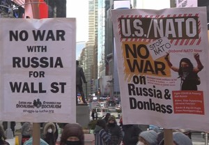 Dozens in New York City protest against US and NATO war mongering  Decine di manifestanti protestano contro gli USA e la NATO in quanto guerrafondai