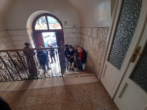 Celeste Fortunato sale per le scale del Convento di San Pasquale a Taranto con estrema fatica per giungere nella sala della conferenza stampa