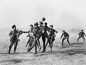 Nel Natale del 1914 si svolse una delle più famose partite di calcio tra le truppe inglesi e tedesche che il giorno prima si sparavano addosso dalle trincee. Entrambe le parti si schierarono pacificamente nella terra di nessuno tra le trincee e giocarono a pallone. Un soldato stimò che ci fossero forse cinquanta soldati per ogni fazione. Gli spari ripresero il giorno successivo.