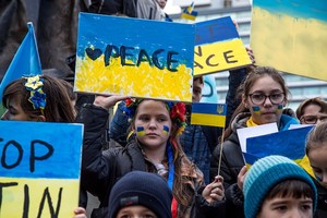 giovani ragazzi per la pace in Ucraina