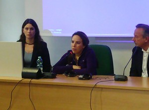 From left: MEP Sabrina Pignedoli, Stella Moris Assange and host Riccardo Iacona at the Faculty of Political Science of the Sapienza University of Rome, March 7, 2023. Photo: Patrick Boylan