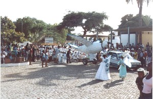Nella sfilata di carnevale delle scuole di Capo Verde, a Praia, la capitale, nell'Isola di Santiago il tema scelto è quello della pace e la sfilata si è aperta con questo carro allegorico. Saluti da C
