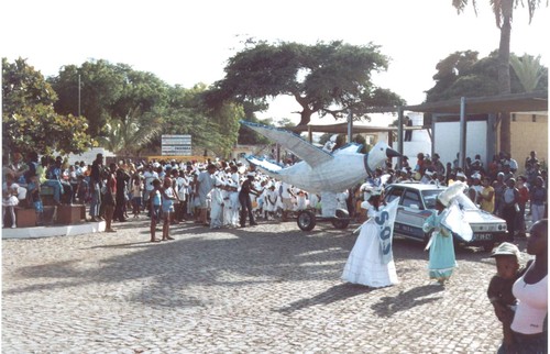 Nella sfilata di carnevale delle scuole di Capo Verde, a Praia, la capitale, nell'Isola di Santiago il tema scelto è quello della pace e la sfilata si è aperta con questo carro allegorico. Saluti da C