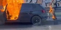 L'auto che ha preso fuoco a Roma sul Grande Raccordo Anulare