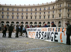 Lo striscione per il quarto anniversario dell’arresto e dell’incarcerazione di Julian Assange, Roma, piazza della Repubblica.