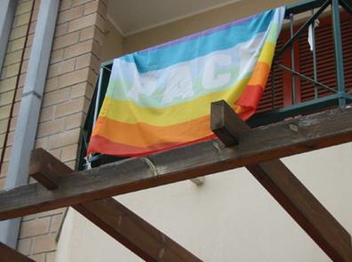 Insieme a tutta la famiglia abbiamo aderito ll'iniziativa "pace da tutti i balconi" esponendo fin dall'inizio della campagna la bandiera della pace. Allego la foto della bandiera al balcone. Saluti ! 
