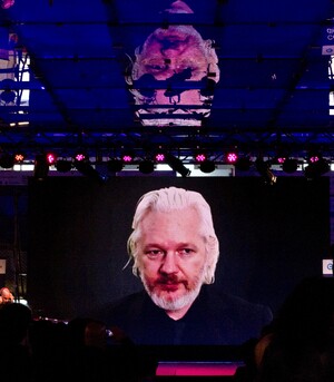 Assange in una video collegamento per una conferenza sulla cultura digitale, Buenos Aires, 2015. 
