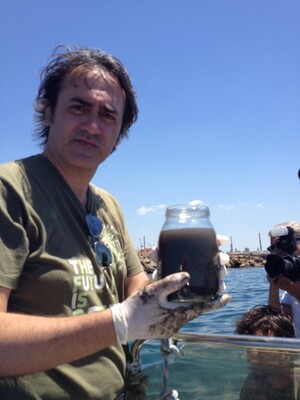 Il 28 giugno 2012 Angelo Bonelli parteciò a un'iniziativa degli ambientalisti per raccogliere acqua davanti agli scarichi dell'ILVA di Taranto. 