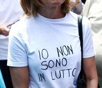 Berlusconi e l'Italia che non si ferma, sui social e non solo monta il dissenso contro il lutto nazionale: "Non in mio nome" 