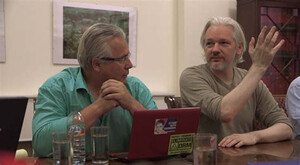Julian Assange (destra) e Baltasar Garzon in un fotogramma dal film Hacking Justice