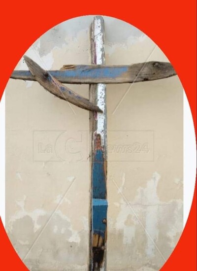 La Croce di Cutro costruita con alcuni rottami dell'imbarcazione naufragata a Cutro