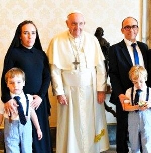 Nella mattina di oggi, venerdì 30 giugno, Papa Francesco ha ricevuto in udienza la signora Stella Assange, insieme con i familiari. 