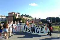 Manifestazione a Roma, Fori Imperiali, per il 52° compleanno di Julian Assange: