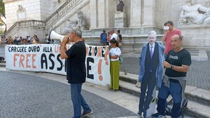  Manifestanti di Free Assange Italia davanti al Campidoglio di Roma prima della seduta dell'Assemblea Capitolina  del 25 luglio 2023.