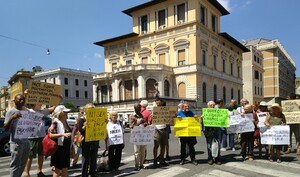 Foto di gruppo dei manifestanti davanti all'ambasciata della Nigeria a Roma il 17 agosto 2023; hanno consegnato una lettera all'ambasciatore chiededo che la Nigeria favorisca la pace, non la guerra, nel Niger. 