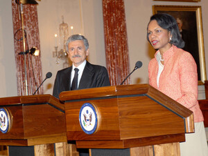 D'Alema insieme al Segretario di Stato statunitense Condoleezza Rice il 16 giugno 2006 (Wikipedia, voce Massimo D'Alema)