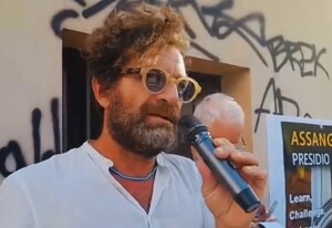 Davide Dormino, sculptor of “Anything to Say?”, speaking to demonstrators outside the Australian Embassy, September 2, 2023. 