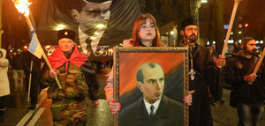 Stepan Bandera viene onorato più volte in Ucraina - manifestazione in occasione del compleanno del collaborazionista nazista (Kiev, 1 gennaio 2022)