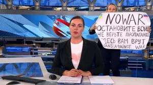 Marina Ovsyannikova è dietro al cartello NOWAR