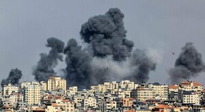 "L'attacco folle e irresponsabile di Hamas contro Israele sta creando lutti e devastazioni e ha già innescato una terribile reazione del Paese aggredito. I civili israeliani e palestinesi sono quelli che pagano e pagheranno il prezzo più alto. Tutto ciò nasce da una situazione di occupazione e di conflitto lasciata colpevolmente deteriorare, nel silenzio della comunità internazionale, dopo il fallimento degli accordi di Oslo. Sta iniziando una nuova guerra che può incendiare l'intero Medio Oriente. Solo una soluzione giusta e negoziata può garantire la pace e la convivenza. La tragedia in corso conferma ancora le parole di Papa Bergoglio sulla terza guerra mondiale a pezzi. È il sonno della ragione. La potenza di fuoco manifestata da Hamas è l'ennesima prova dell'espansione parossistica di un'industria e di un traffico delle armi senza controllo e nelle mani di speculatori sanguinari. Ci aspettiamo un intervento immediato delle Nazioni Unite per la cessazione dell'attacco a Israele, affinché si fermi prima che sia troppo tardi questa spirale di morte".  La Segreteria nazionale ANPI