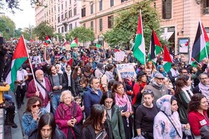 Manifestazione nazionale a Roma di solidarietà con il popolo palestinese. Colpite a Gaza due ambulanze, uccise quindici persone. Il segretario generale dell'Onu: "Sono inorridito". Un ministro israeliano parla dell'uso della bomba a atomica su Gaza. Accedi alle informazioni aggiornate della mailing list pace e condividile sui tuoi canali social. Clicca qui 