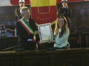 Stella Assange riceve la pergamena di cittadinanza onoraria per Julian dalle mani del Sindaco Gaetano Manfredi in una ceremonia nel Maschio Angioino.