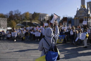 Ucraina, in piazza a Kiev per chiedere il ritorno a casa dei soldati che hanno prestato più di 18 mesi di servizio al fronte. (AP Photo/Alex Babenko, 27.10.2023) 