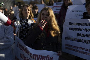 Ucraina, in piazza a Kiev per chiedere il ritorno a casa dei soldati che hanno prestato più di 18 mesi di servizio al fronte. (AP Photo/Alex Babenko, 27.10.2023) 