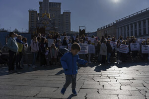 Ucraina, in piazza a Kiev per chiedere il ritorno a casa dei soldati che hanno prestato più di 18 mesi di servizio al fronte. (AP Photo/Alex Babenko, 27.10.2023) 